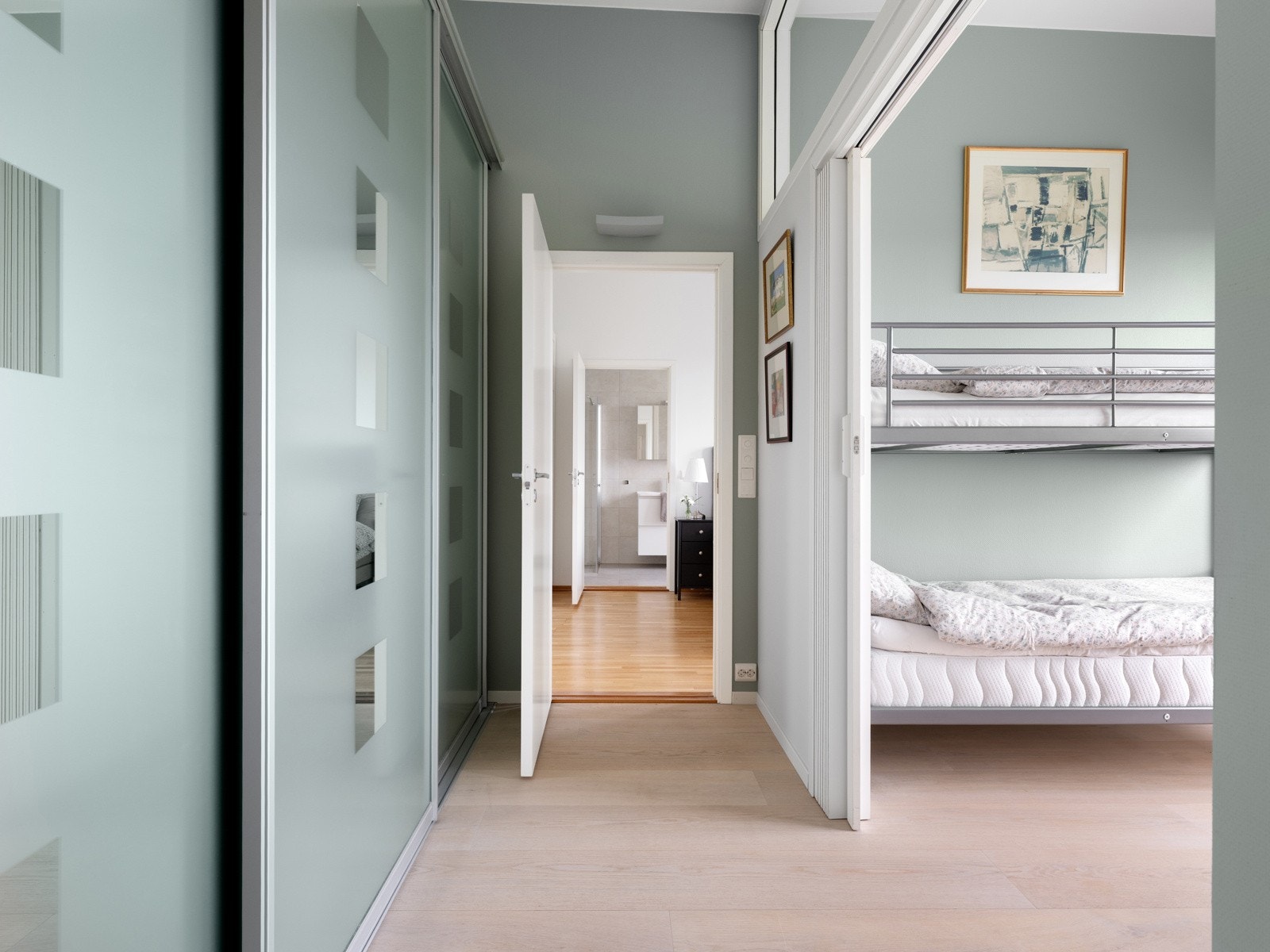 Med nøytrale overflater, er alle rommene lette å møblere og tilpasse etter egne ønsker. Galleribilde