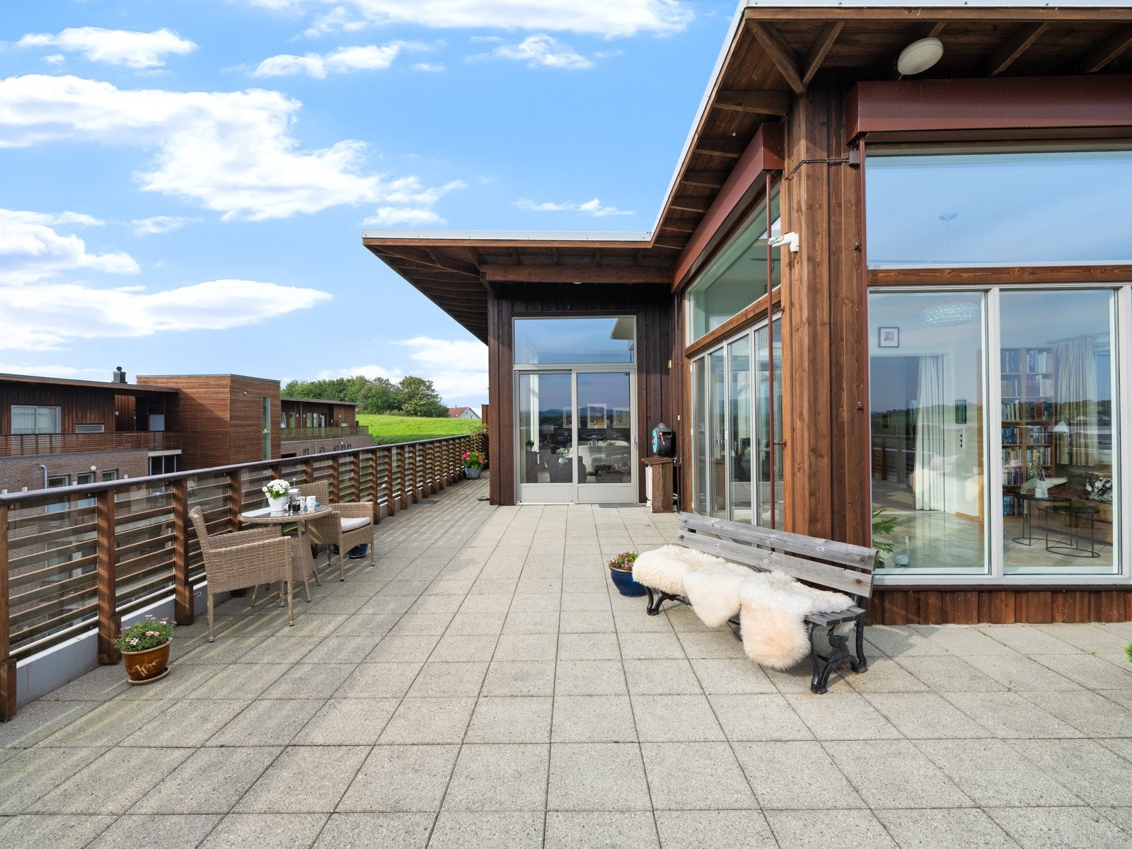 Den skjermede plasseringen gir en privat og trivelig uteplass du kan nyte store deler av året. Galleribilde