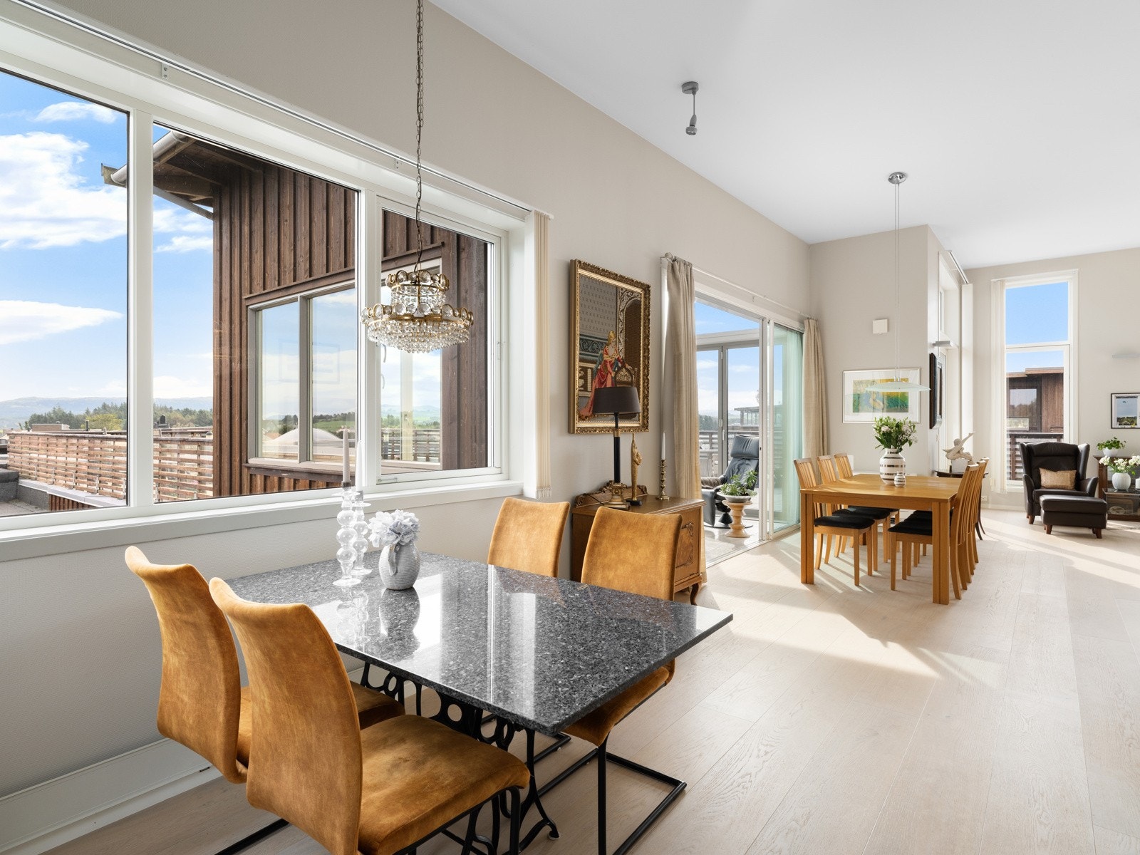 I forlengelse av kjøkkenet har man god plass til spisebord. Galleribilde