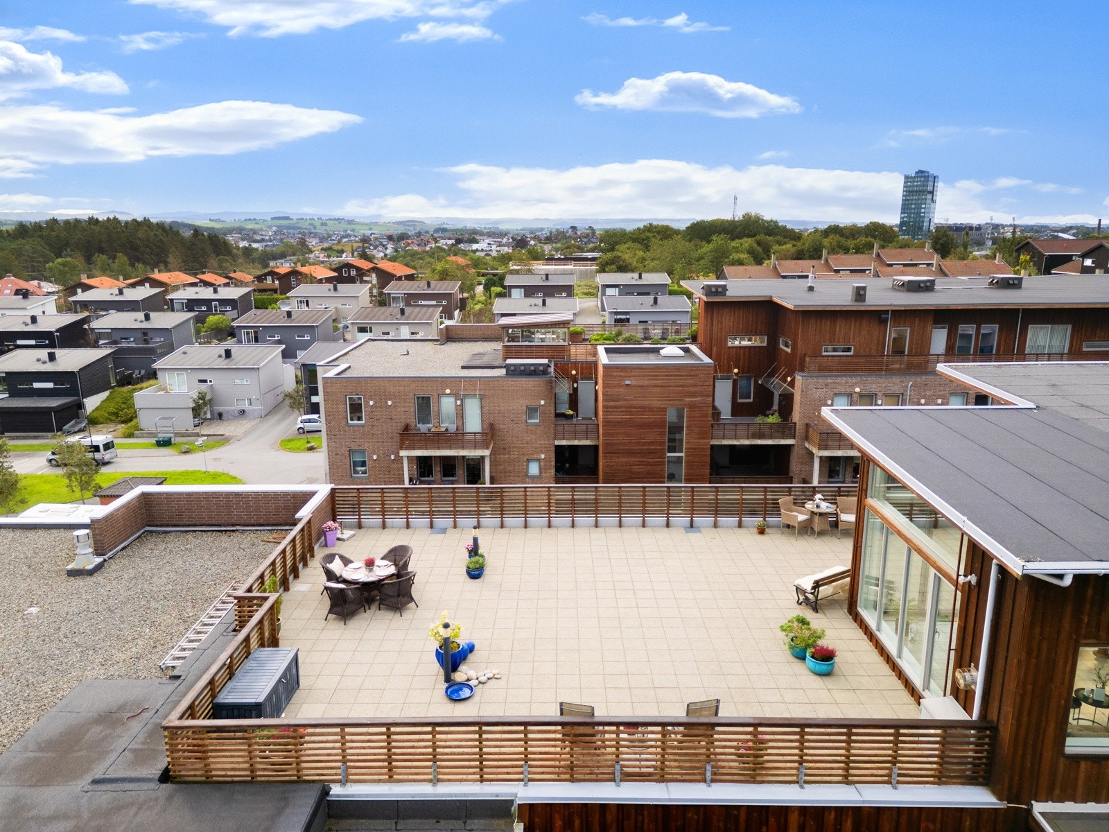 Her har man god plass til å møblere i flere soner og skape uterommet akkurat slik man ønsker seg. Galleribilde