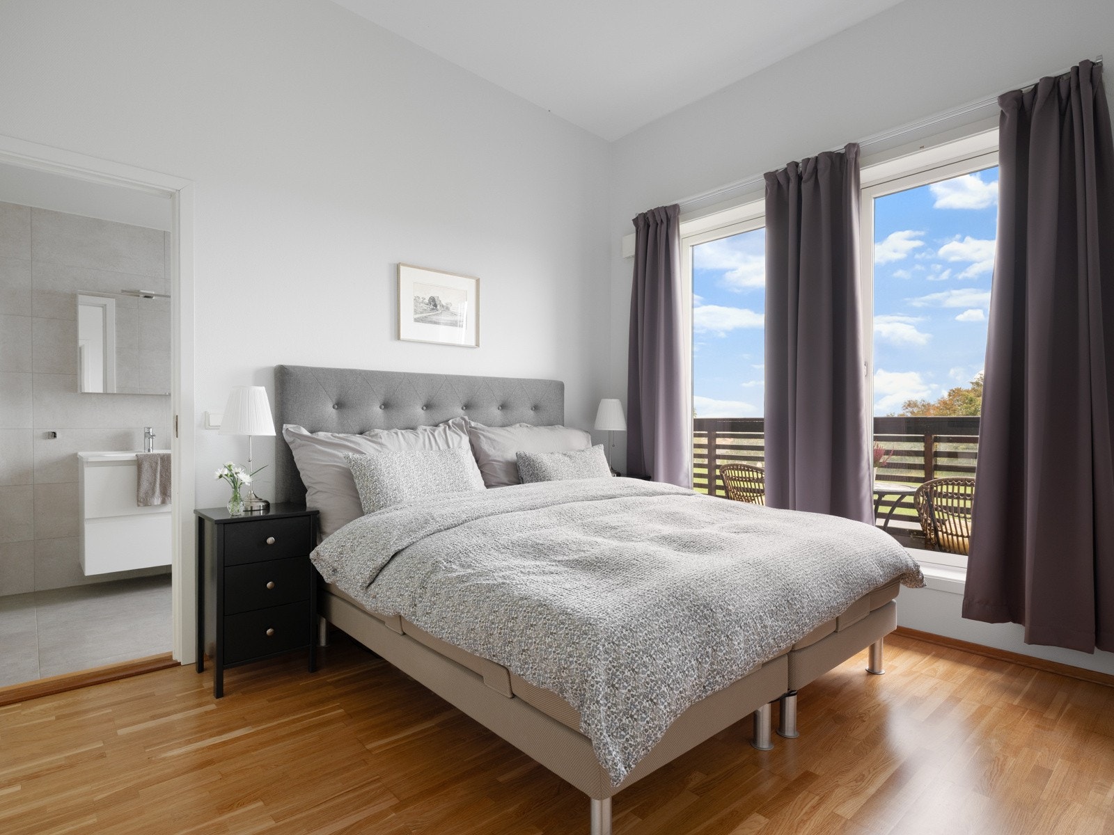 Hovedsoverommet gir plass til dobbeltseng og tilhørende møblement. Galleribilde