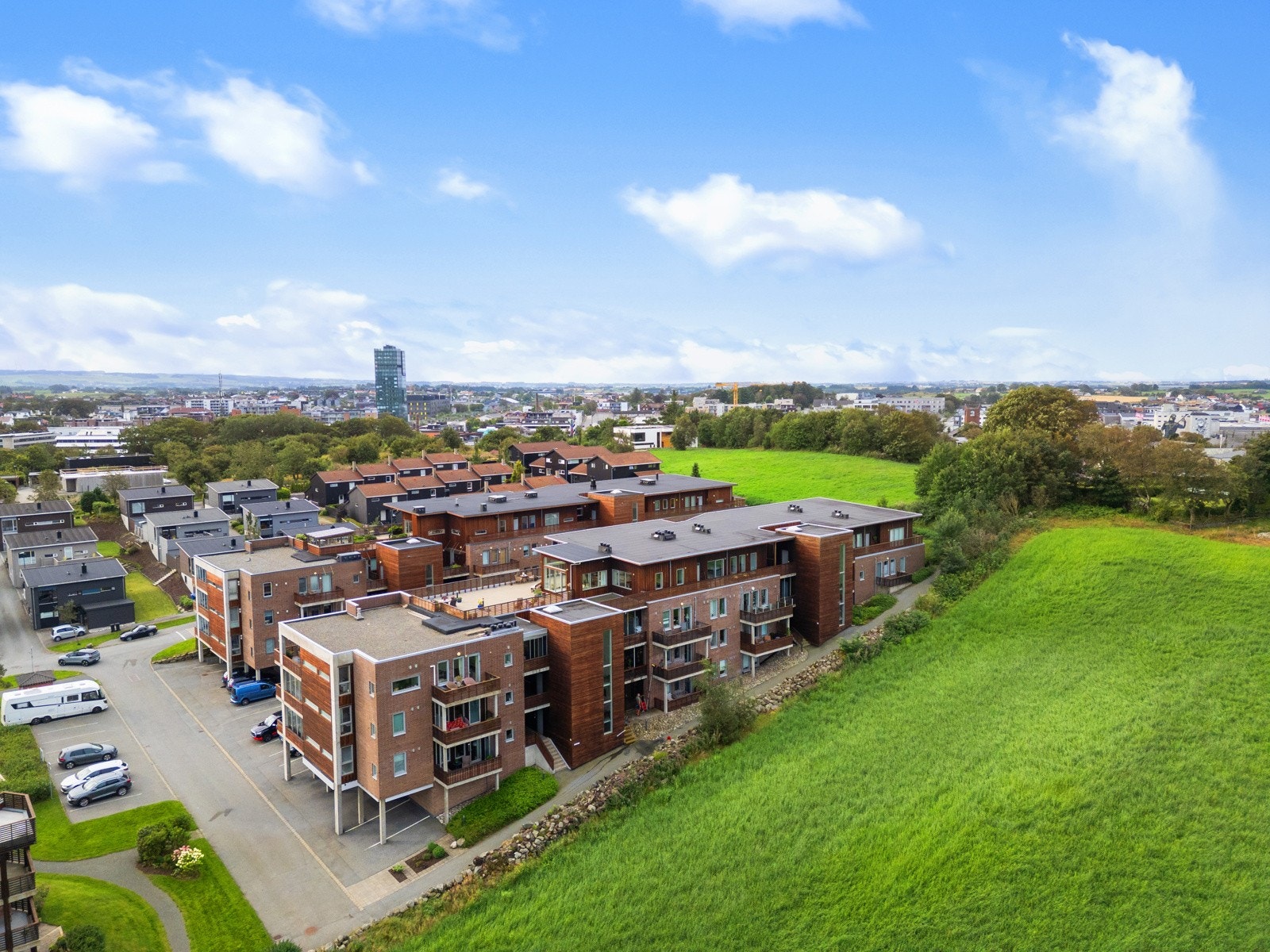 Her har man nærhet til barnehager, skoler, flotte friluftsområder og offentlig kommunikasjon. Galleribilde