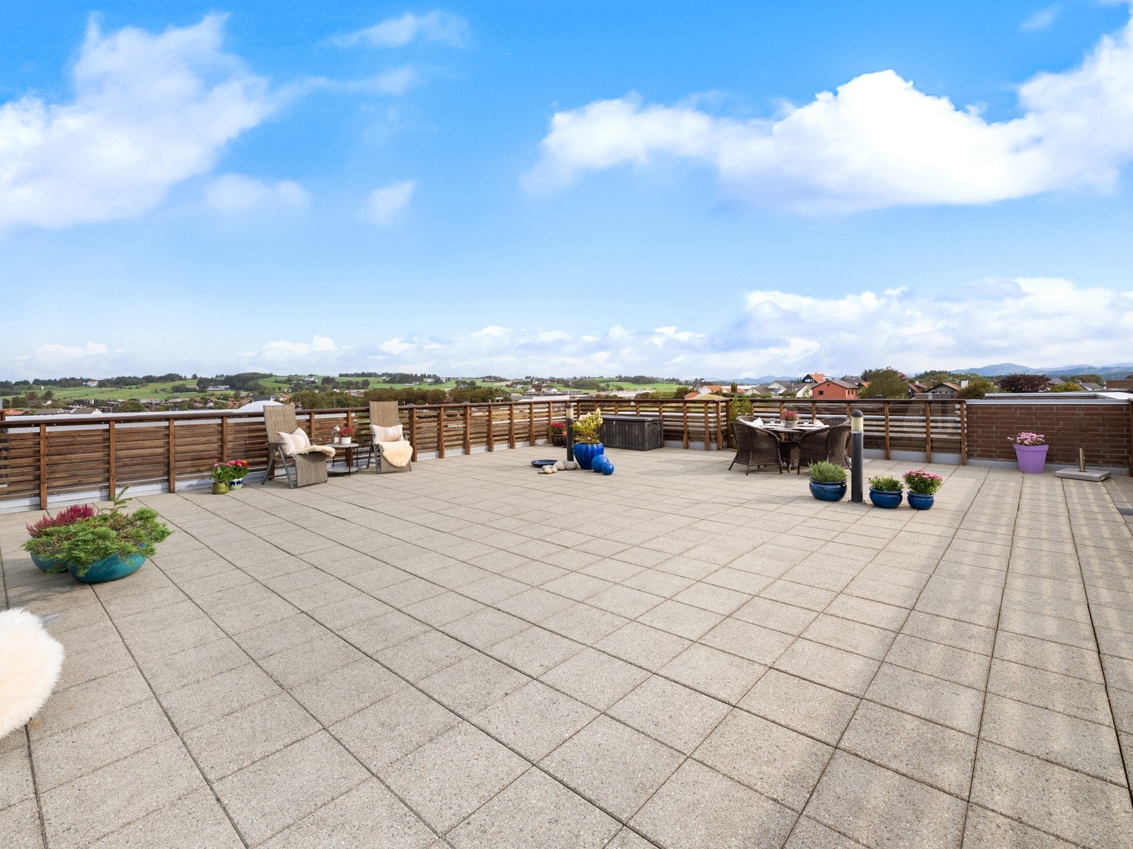 Frister det å nyte måltidene ute i frisk luft, er det kort vei fra kjøkkenet til uteområdet. Galleribilde