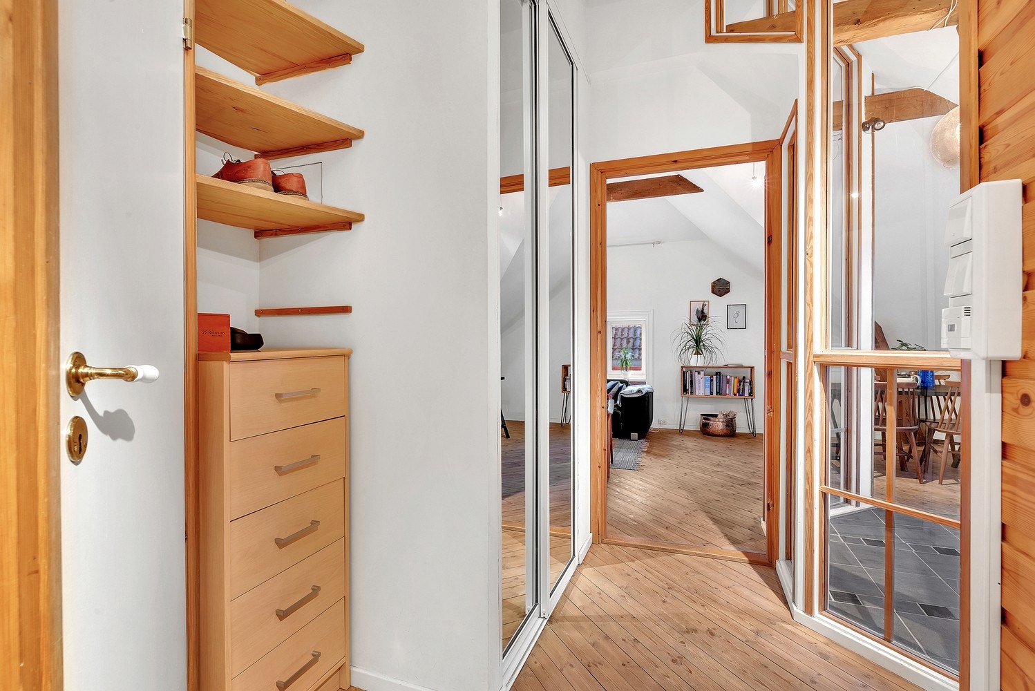 Skyvedørsgarderobe, kommode og hyller i gangen. Galleribilde