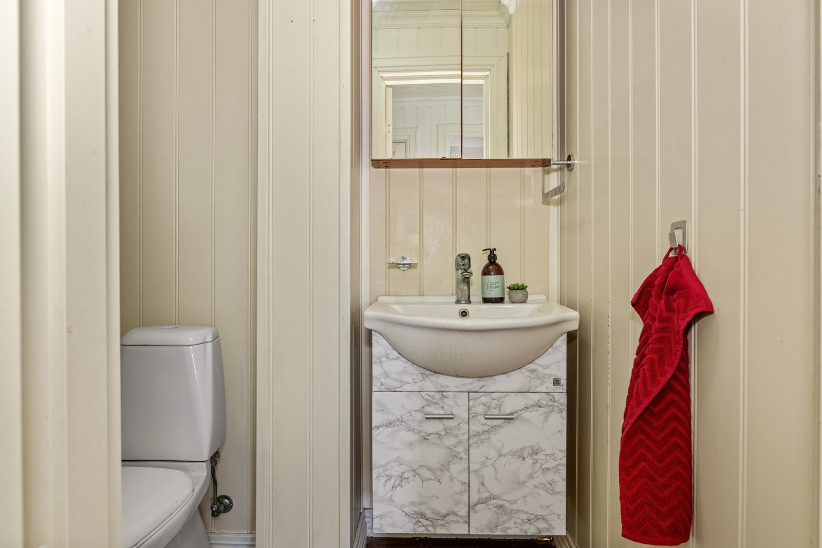 Leiligheten har et separat toalettrom med servantinnredning. Galleribilde