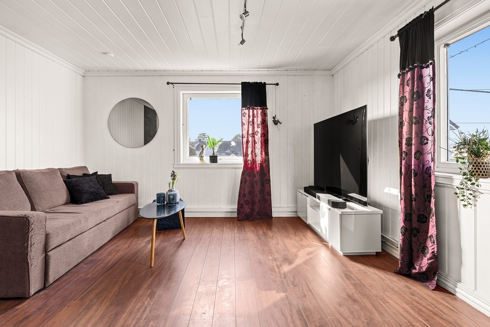 Stuen har laminatgulv og panelplater på veggene, som gir en klassisk ramme for møblering. Galleribilde