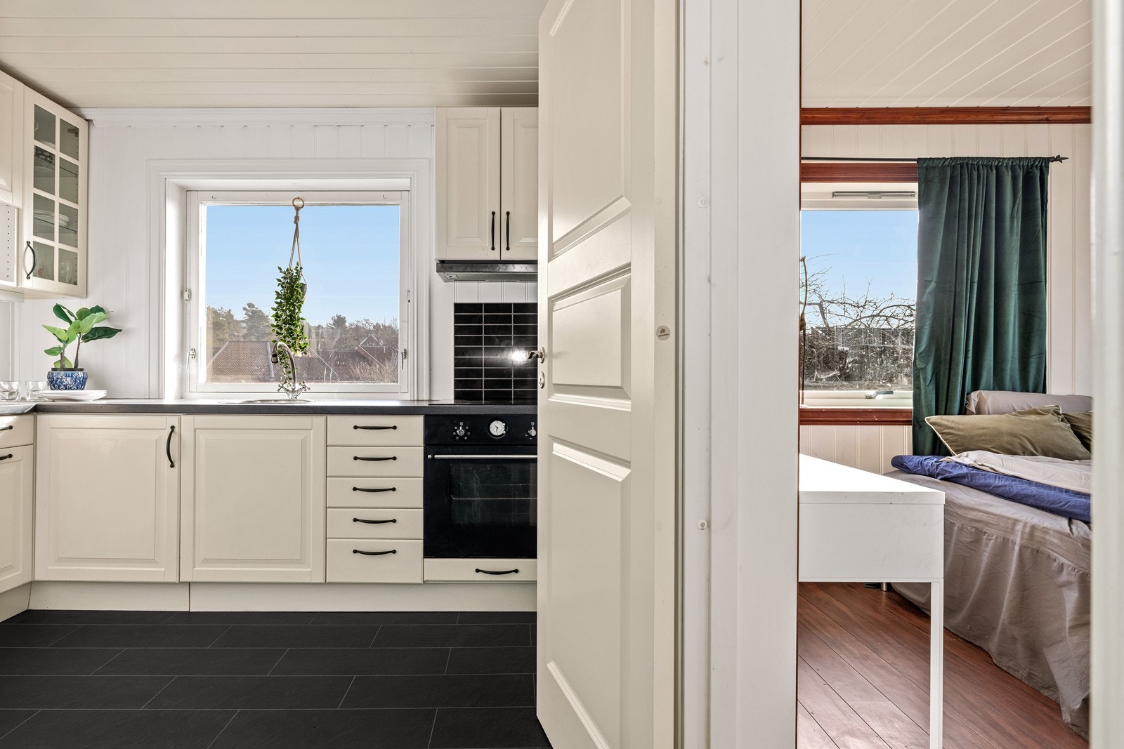 Leiligheten har en endret planløsning med åpen forbindelse mellom flere av rommene, som avviker fra godkjente byggetegninger. Galleribilde