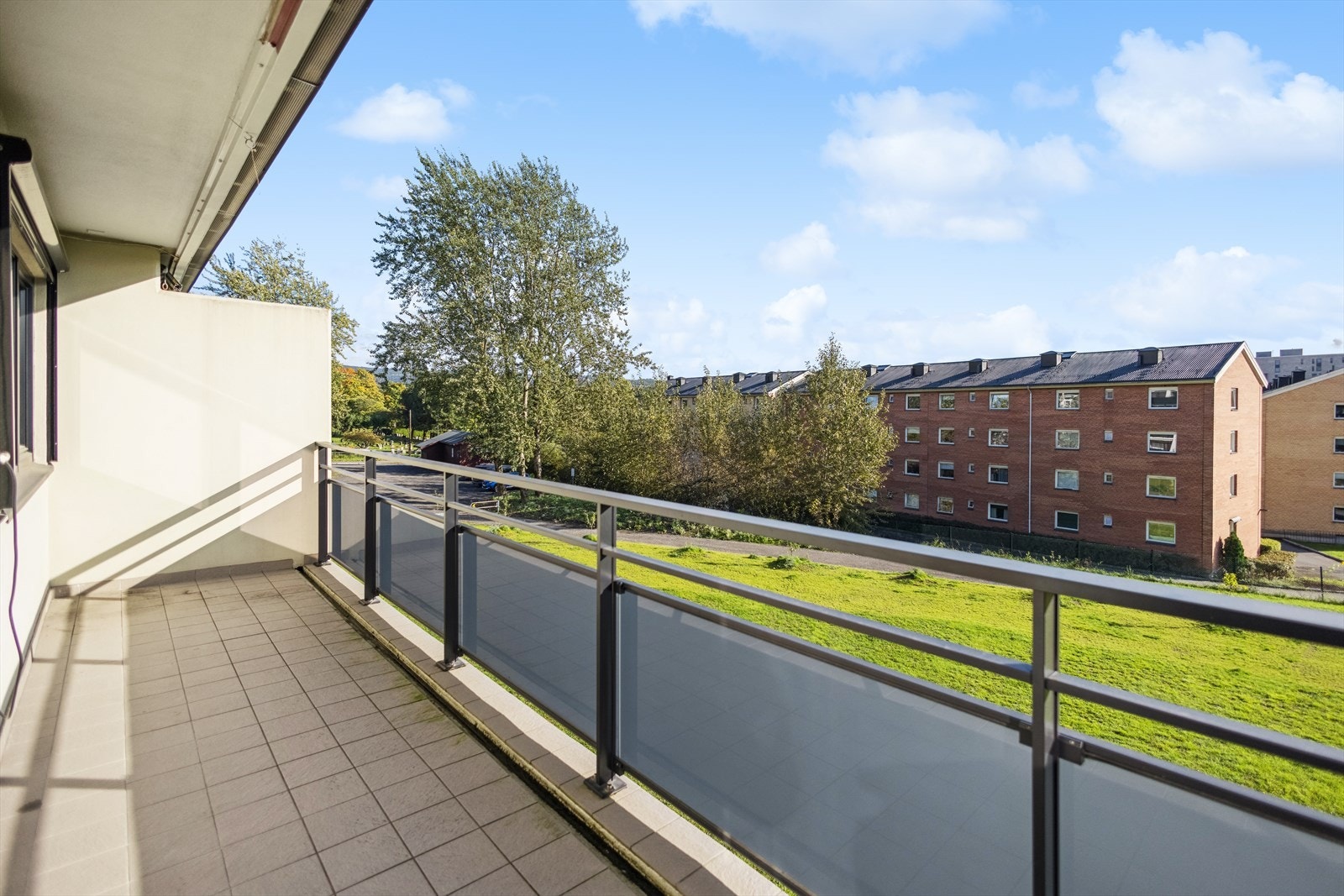 Balkongen vender ut mot rolige, grønne fellesarealer. Galleribilde