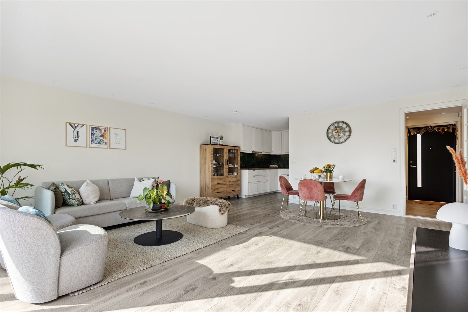 Dette er en lys og innbydende 2-roms selveierleilighet, beliggende i byggets 1. etasje med enkel, trappefri adkomst. Galleribilde