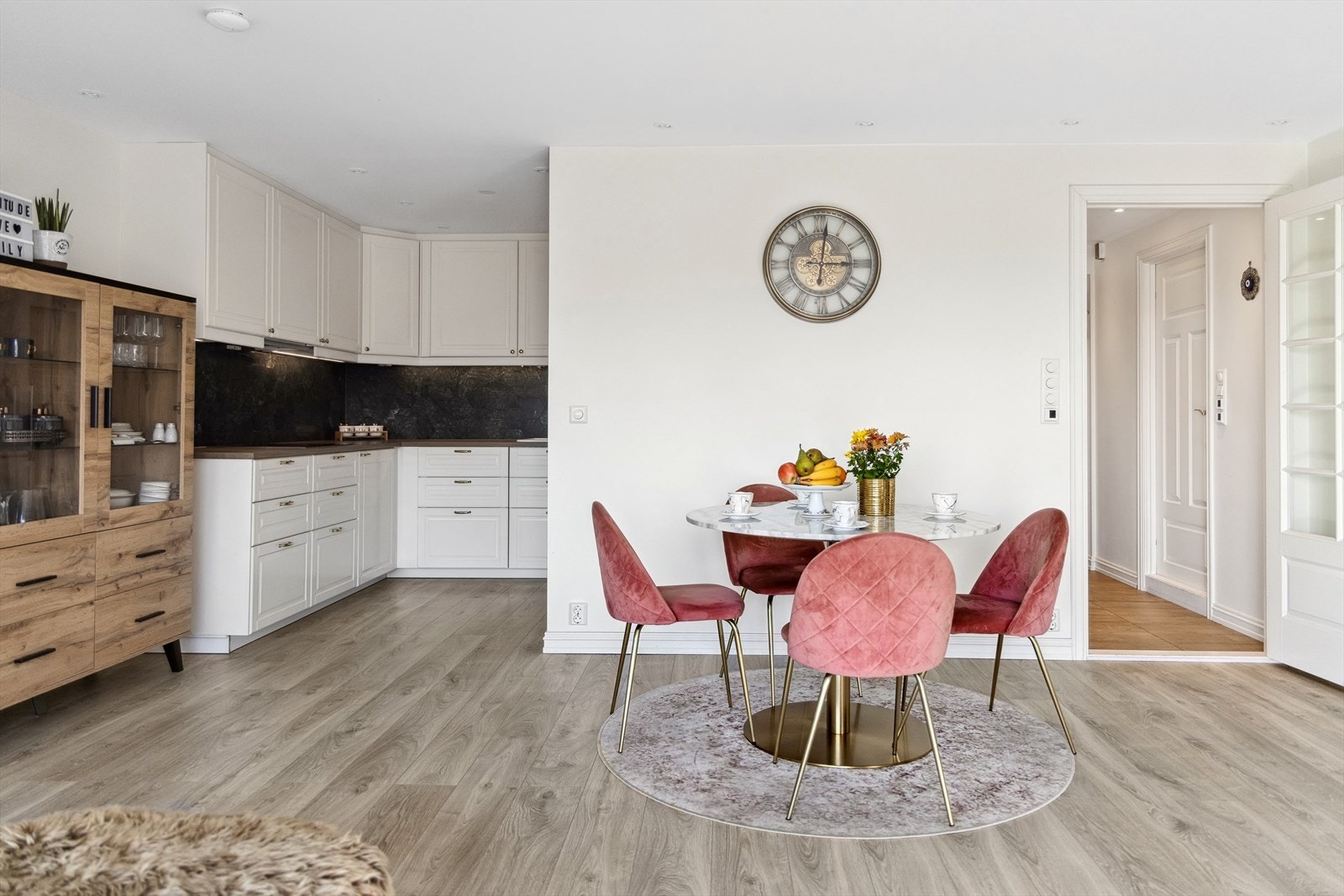 Den åpne løsningen gir en naturlig overgang mellom kjøkken, spiseplass og stue. Galleribilde