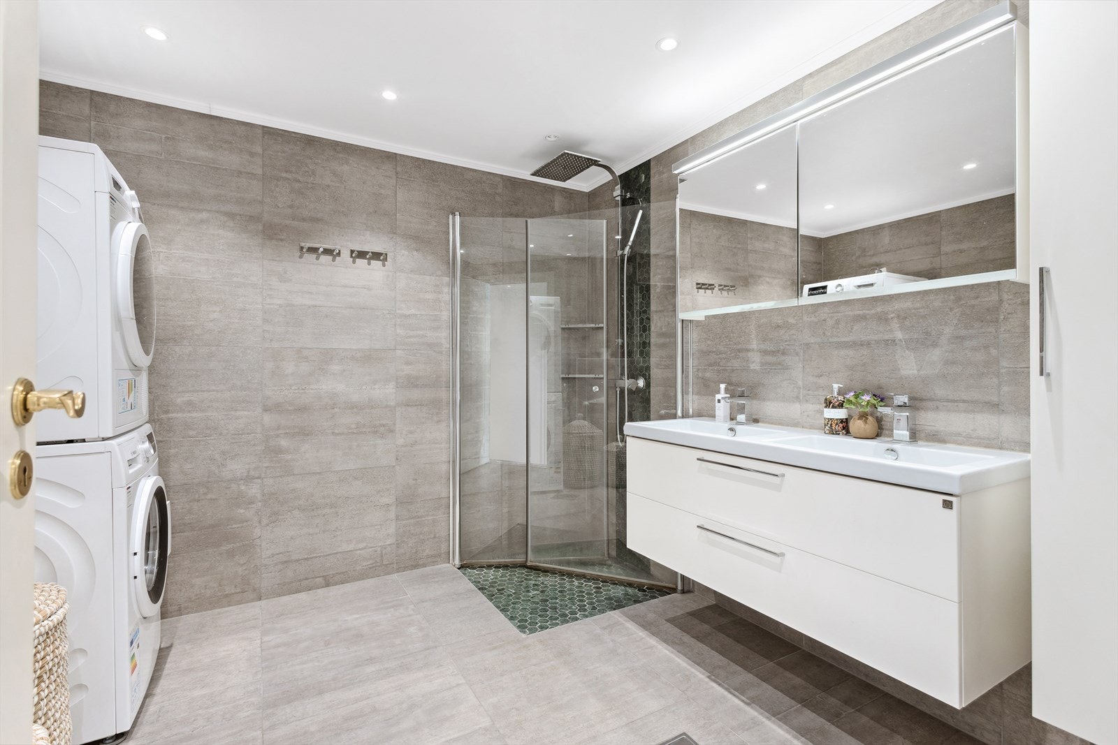 Flislagt baderom, opplyst å være fra 2019. Galleribilde