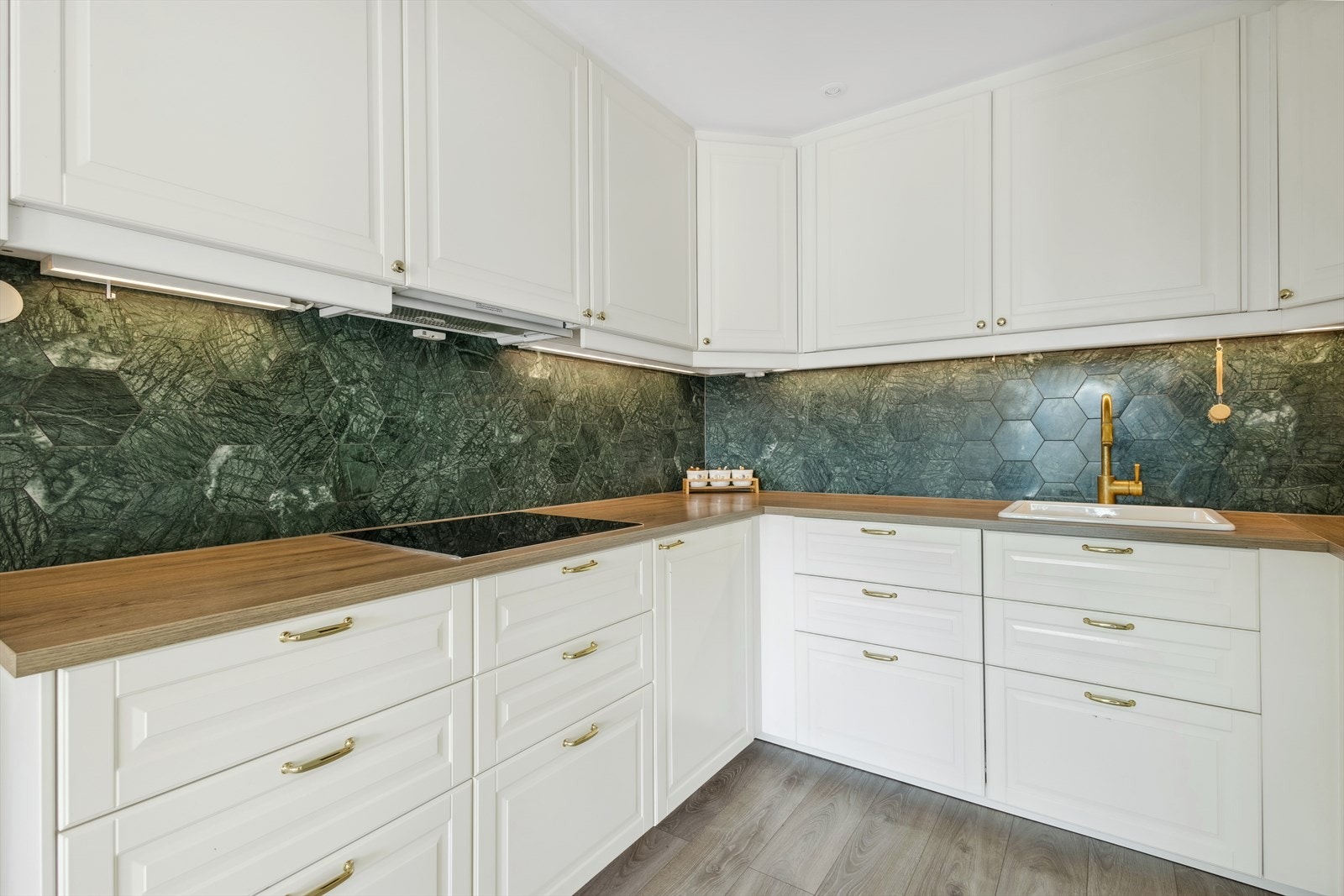 Lyst og tidløst IKEA-kjøkken fra 2019. Galleribilde