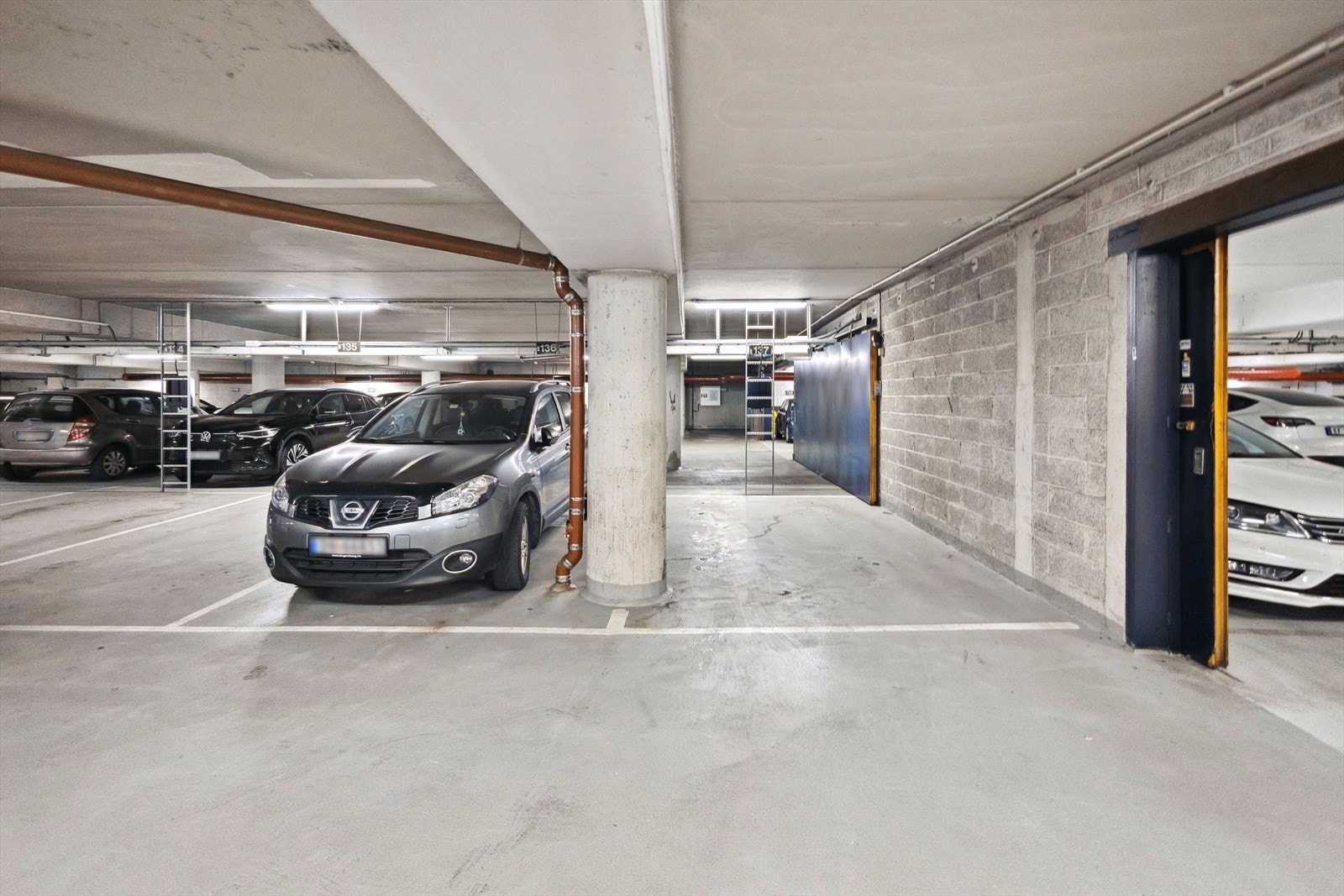 Med leiligheten følger en fast parkeringsplass i felles, lukket garasjeanlegg. Galleribilde