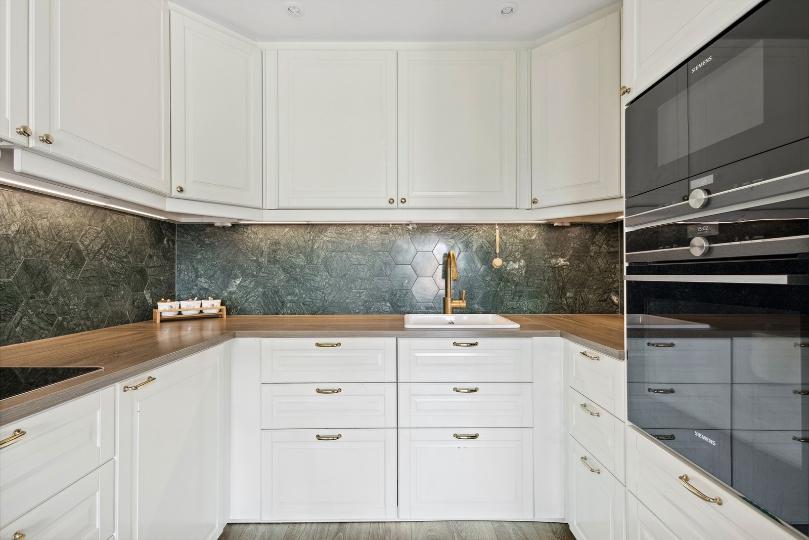 Godt med oppbevaringsplass i både over- og underskap. Galleribilde