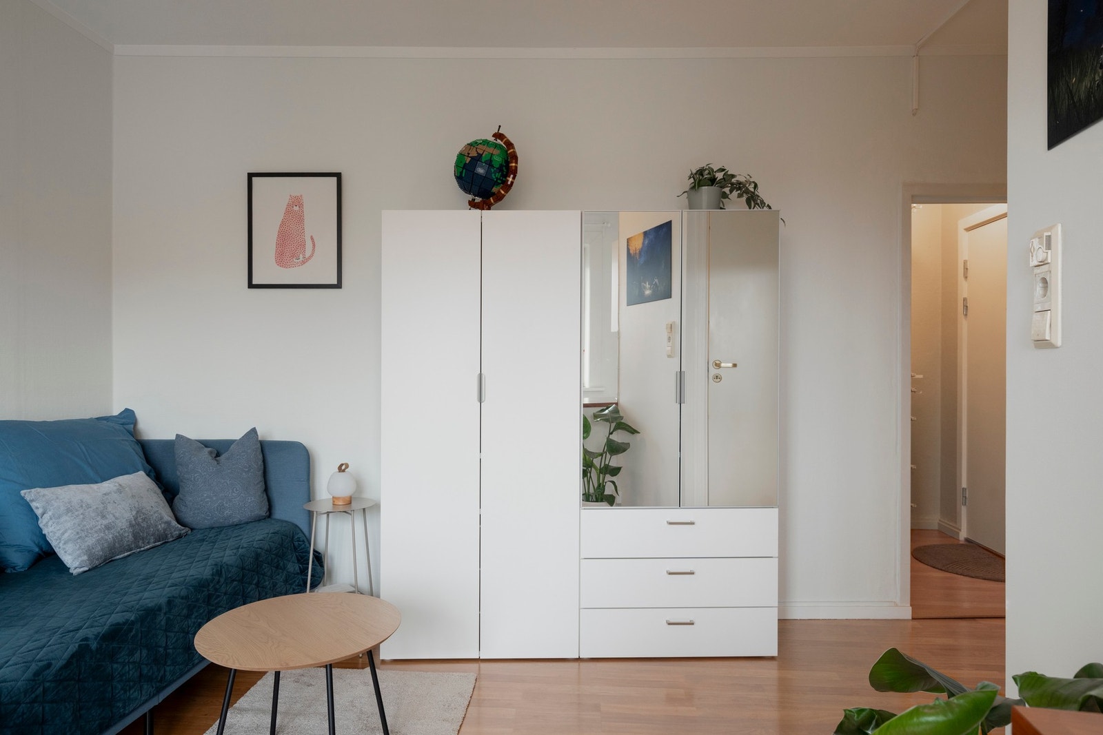 I stuen er det oppbevaringsplass i garderobeskap som medfølger i handelen. Galleribilde