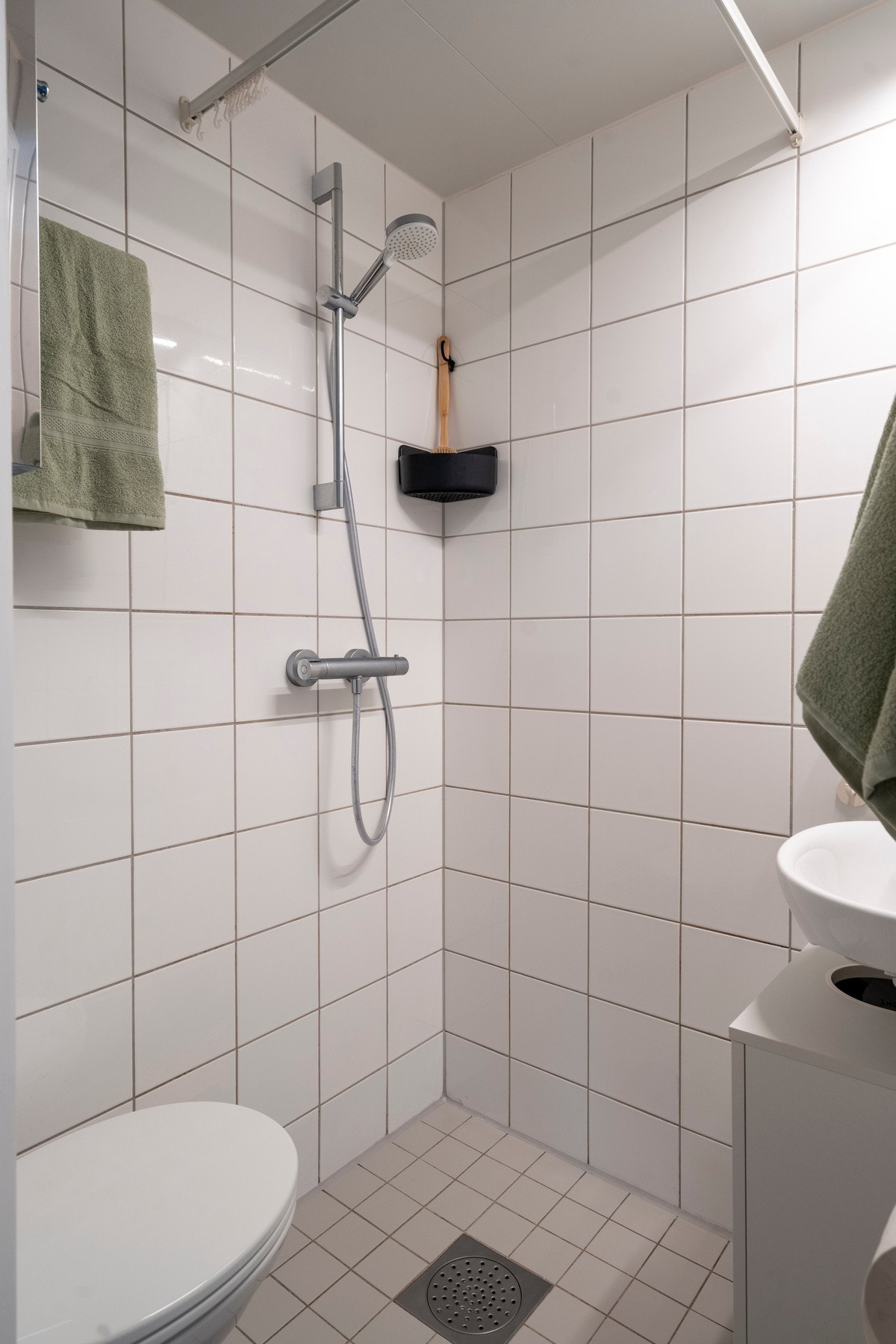 Leiligheten har et lyst flislagt baderom som ble pusset opp i regi av brl. i ca. 2002. Baderommet har tidløse fliser på gulv og vegger, elektrisk gulvvarme og mekanisk avtrekk. Galleribilde