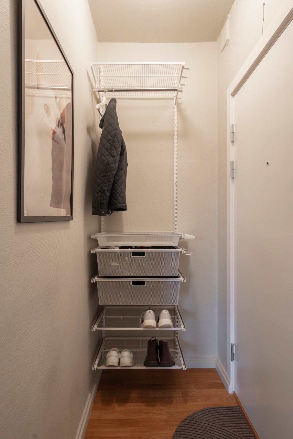 Du ønskes velkommen inn i en praktisk entré med plass til sko og oppheng av yttertøy i åpen garderobeløsning. Galleribilde