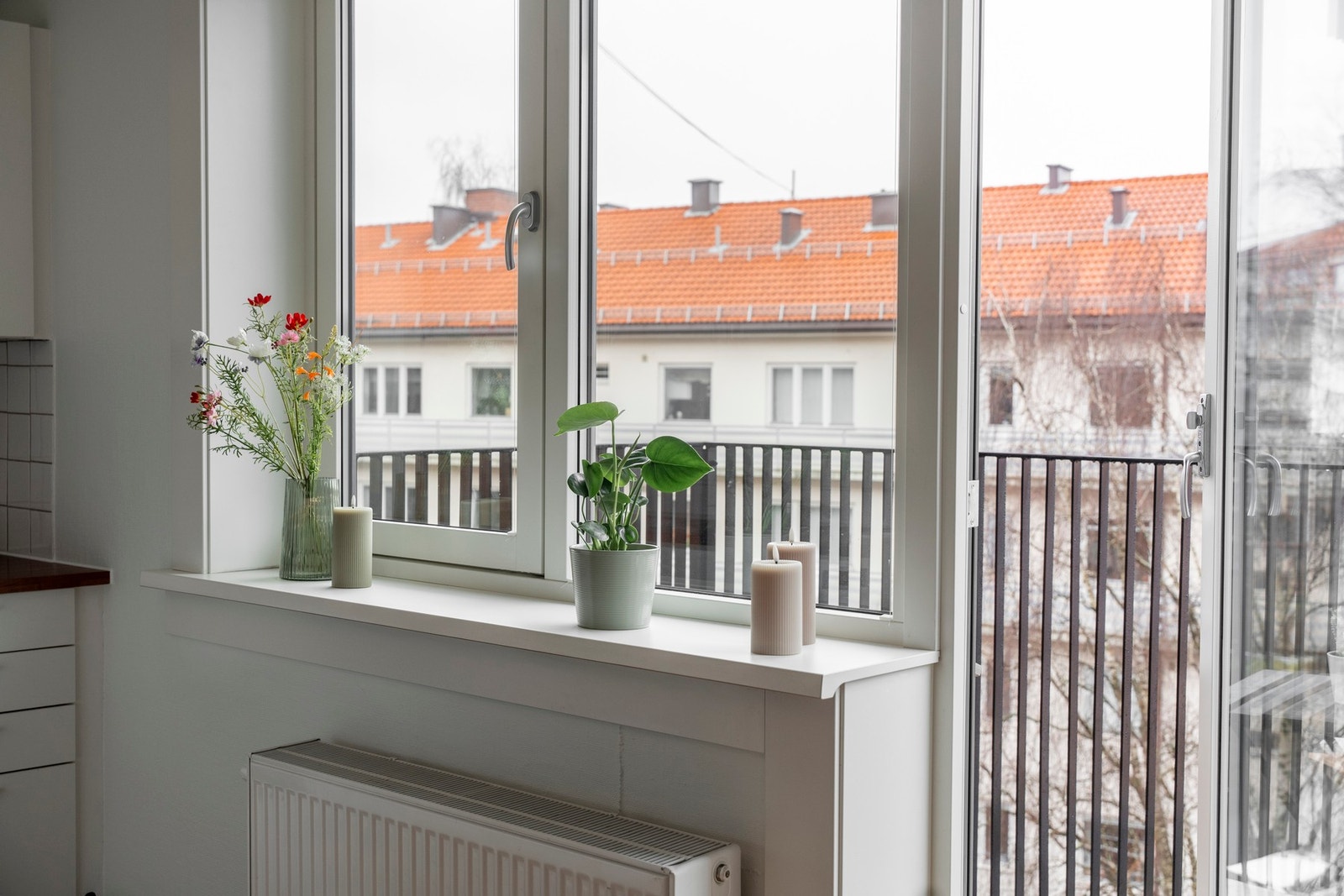 Vinduene, balkongdøren og balkongen var ny i 2018. Det er også fin bred vinduskarm som er perfekt for planter og dekor. Galleribilde