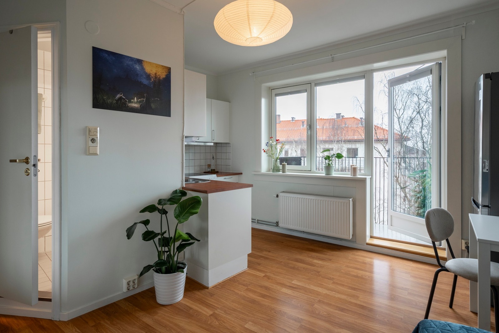 Leiligheten har laminat på gulv og lysmalte overflater. Galleribilde