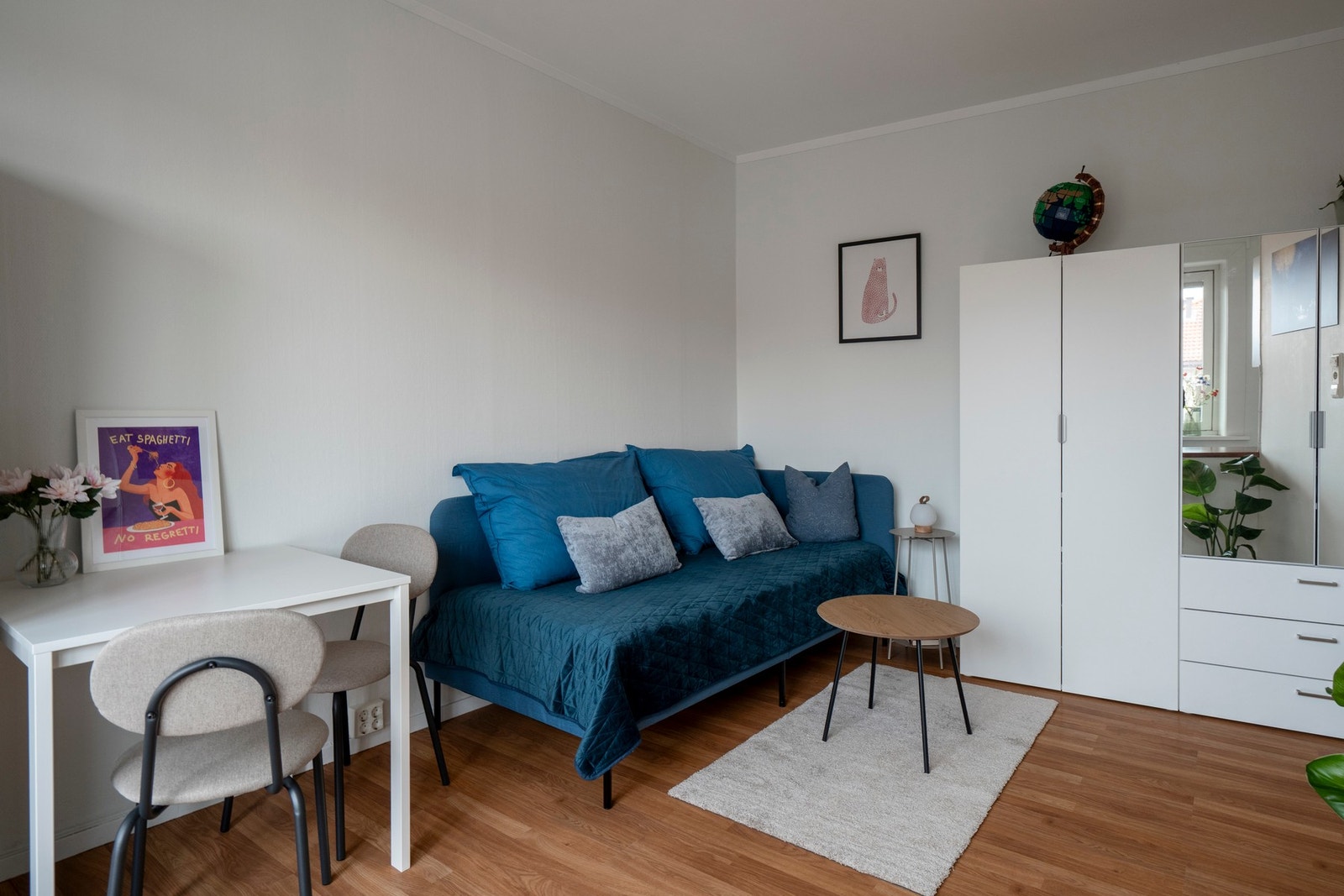 I stuen er det plass til både sovesofa og spisebord. Galleribilde