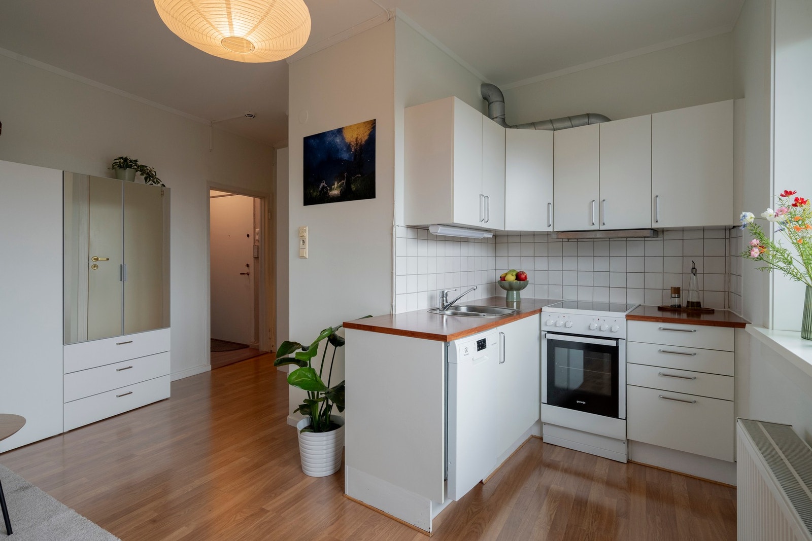 Kjøkkenet ligger i en fin og sosial åpen løsning med stuen. Alle hvitevarer medfølger handelen. Galleribilde