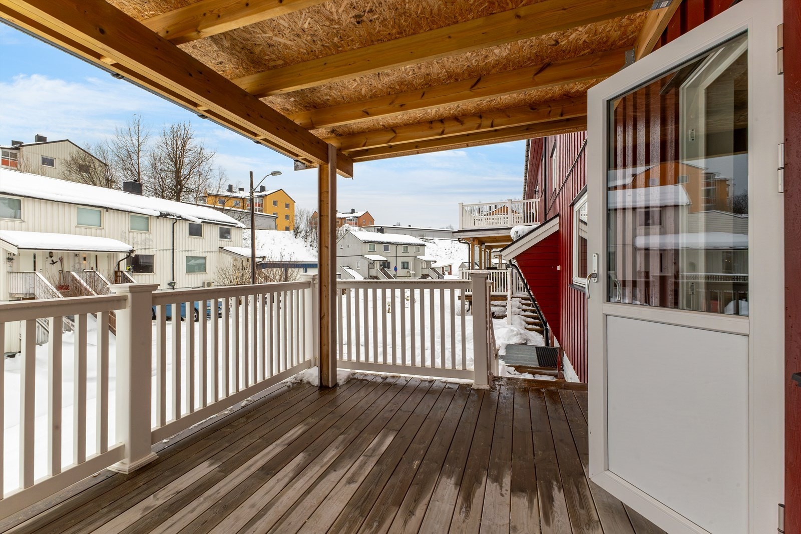 Vestvendt terrasse på ca. 11 m2, og her får man ettermiddag-kveldssol når årstidene tillater det. Direkte adkomst til hage fra terrassen. Galleribilde