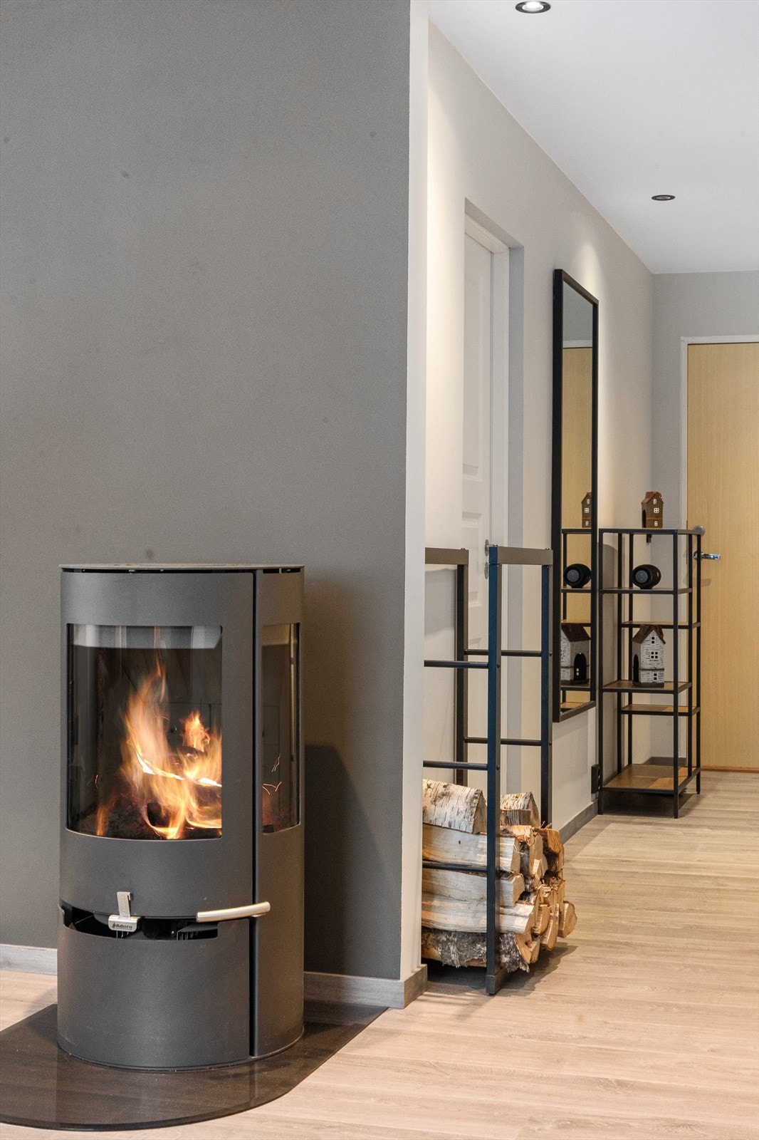 Vedovn med 3 glassfelt og listefrie overganger mellom vegger. Galleribilde