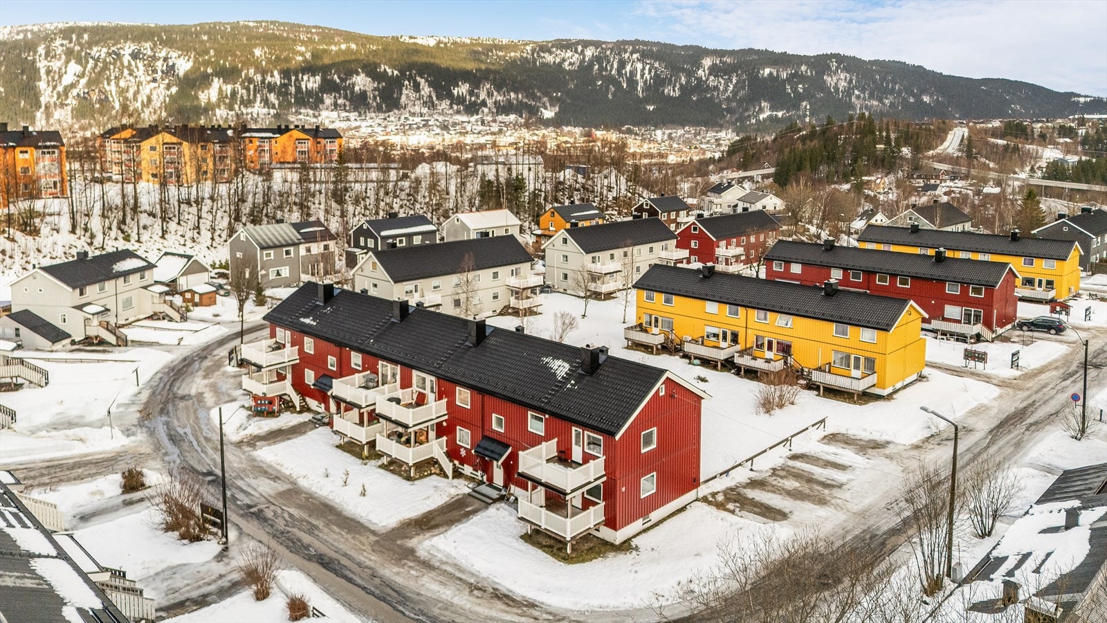 Eiendommen ligger i 1.etg i flermannsbolig på Revelmyra, om lag 2 kilometer nordøst for Mo i Ranas sentrumskjerne og gågate. Innen en radius av 1,5 kilometer
ligger det barneskole, ungdomsskole, flere barnehager og Moheia fritidspark og -badeland. Galleribilde