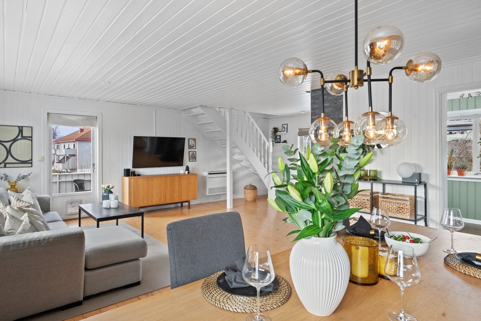 Her er det en romslig stue med varmepumpe og peisovn Galleribilde