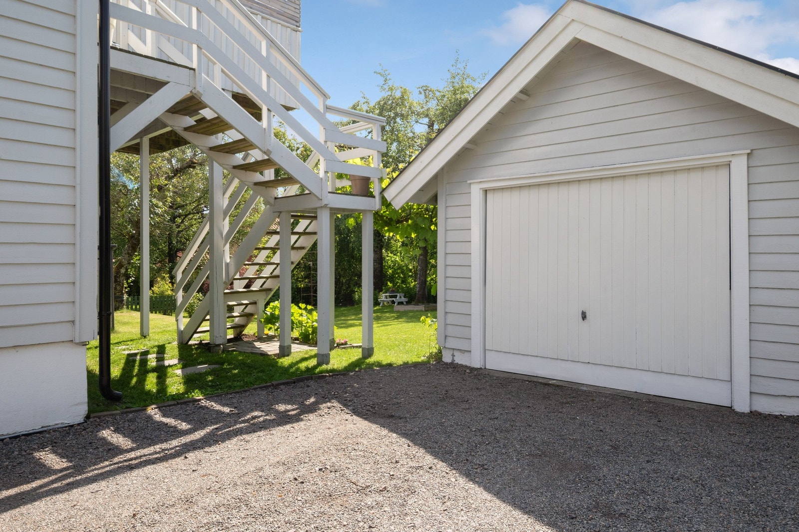 Det er parkering i en frittliggende enkelgarasje og på en gruslagt gårdsplass. Galleribilde