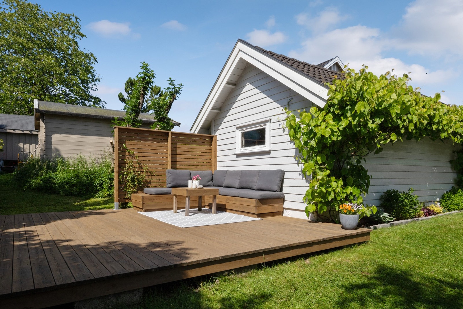 Markterrassen ligger i flukt med hagen, og kan skilte med utmerket møbleringsfrihet og gode solforhold. Galleribilde