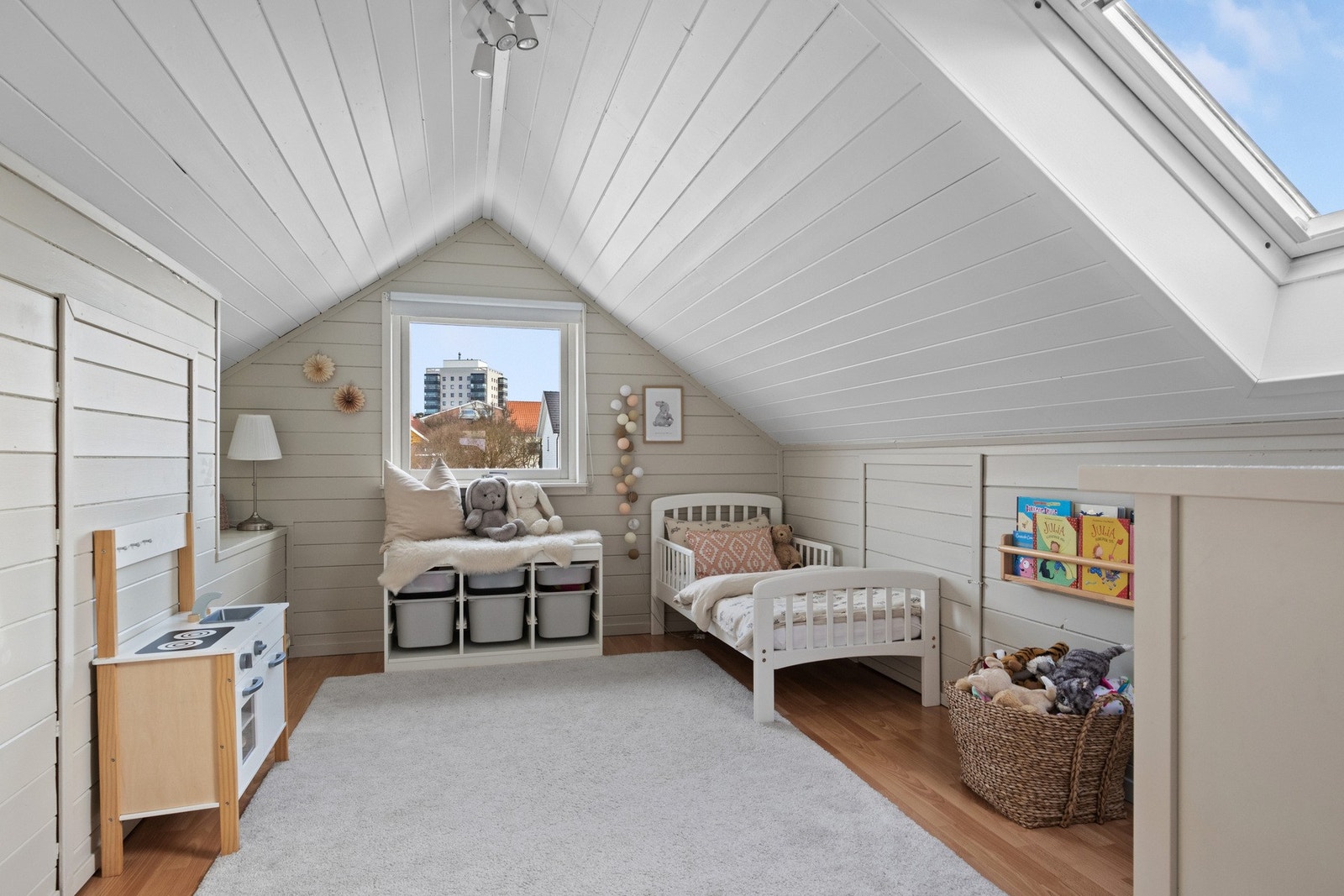 Romslig innredet loftetg. Galleribilde