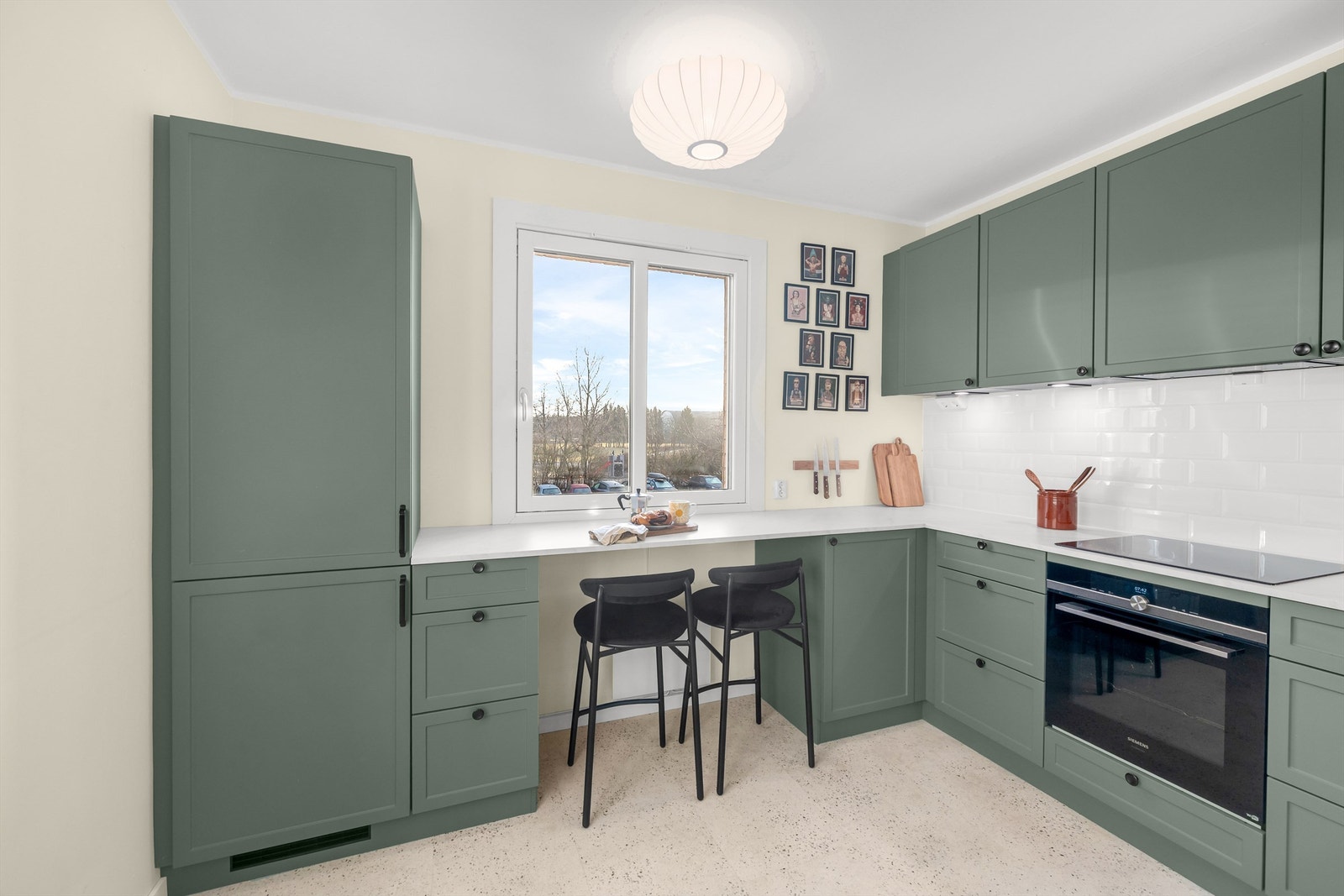 Alle hvitevarer er integrerte, inkludert induksjonstopp, stekeovn, oppvaskmaskin og kjøl/frys. Galleribilde