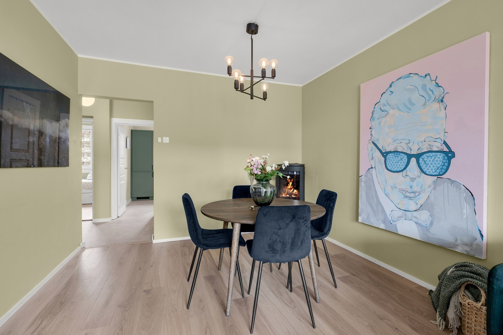 Her er det god plass til en romslig spisegruppe i tilknytning til stuen. Galleribilde