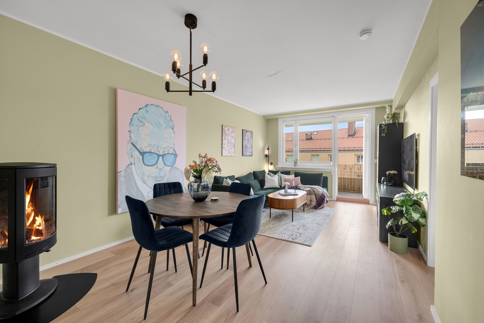 En lekker og oppgradert 3-roms med meget god intern beliggenhet i borettslaget. Galleribilde