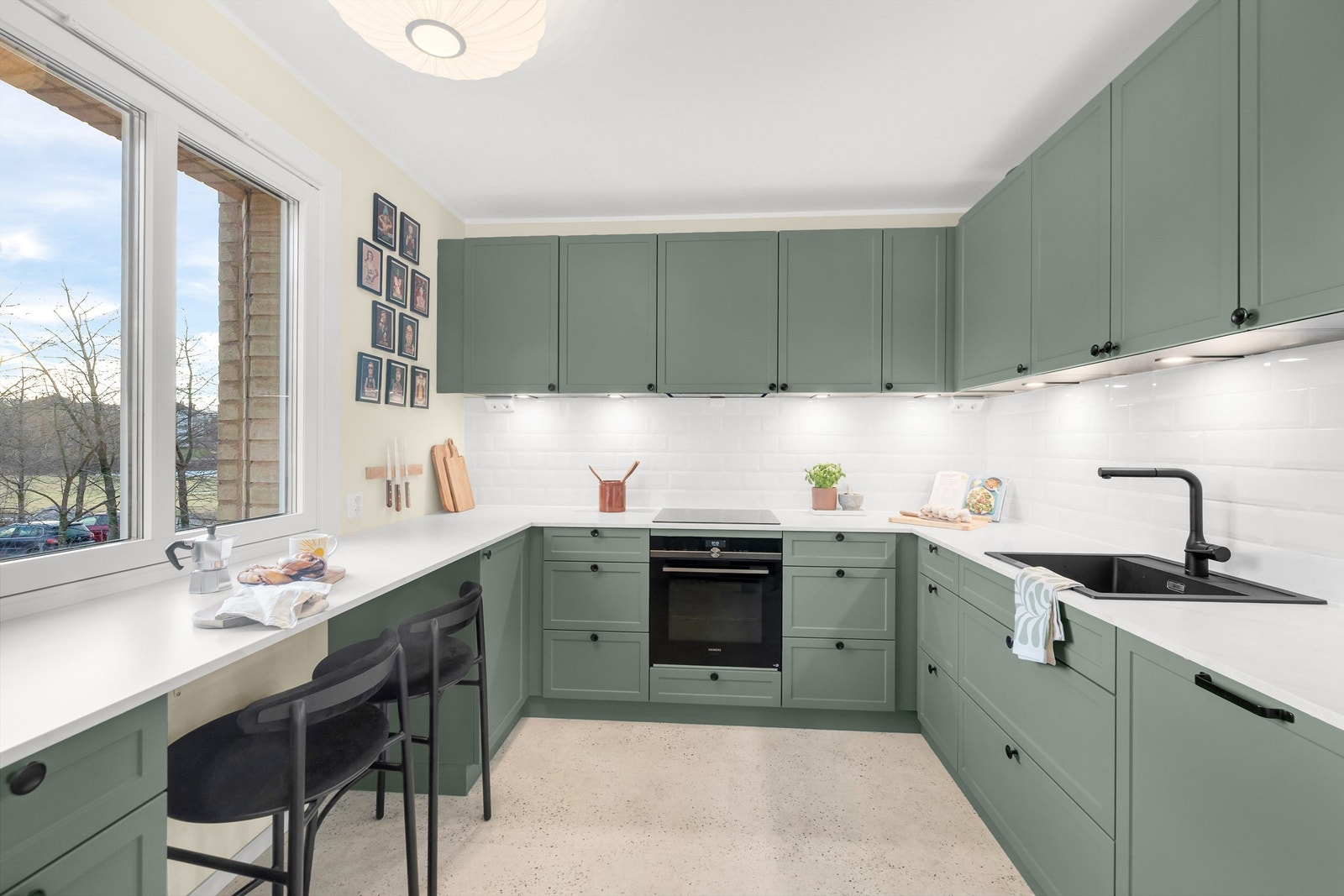 Kjøkkenet ble totaloppusset i 2025 og fremstår både moderne og funksjonelt. Her finner du en Kvik kjøkkeninnredning med profilerte fronter og en laminat benkeplate med nedfelt vaskekum. Galleribilde