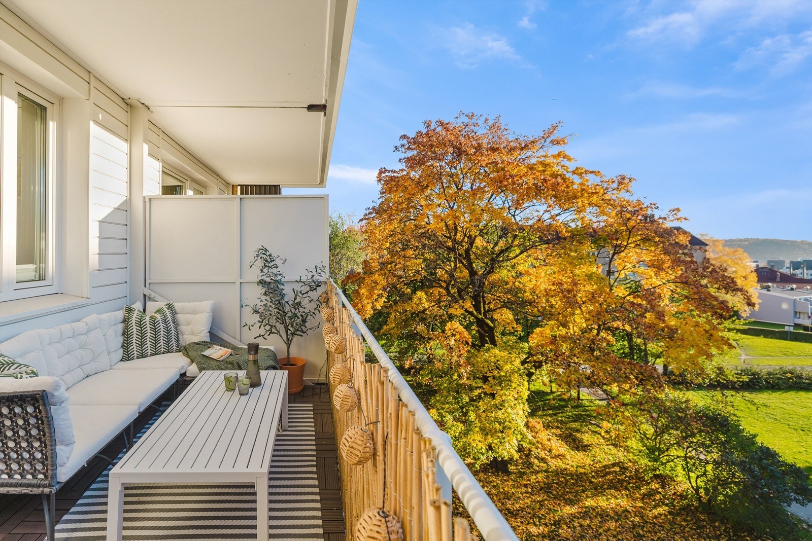 Fra stuen er det utgang til en sydvestvendt balkong på ca. 8 m², med god plass til utemøbler. Galleribilde