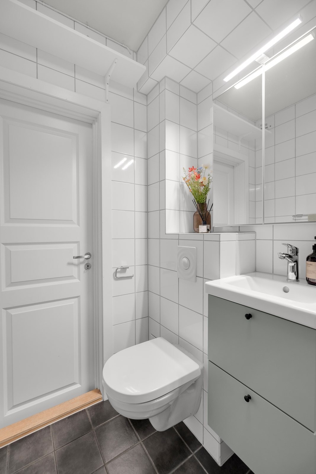 Baderomsmøblene med servant og speilskap ble byttet i 2025. Galleribilde