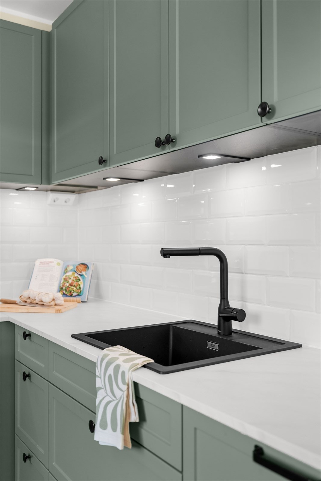 Fliser med belysning over benkeplaten gir et moderne preg. Galleribilde