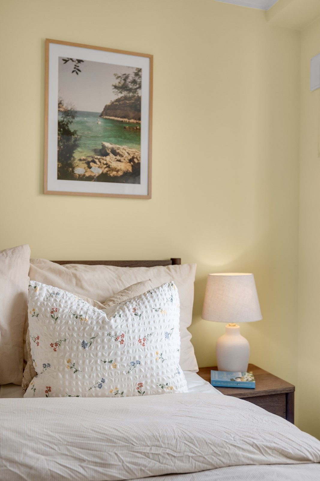 Et lunt og behagelig soverom med plass for personlig preg. Galleribilde