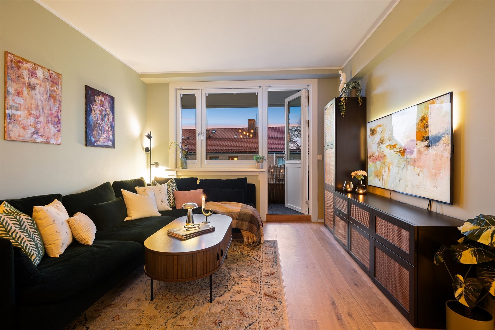 Utsikten fra stuevinduene er åpen, med minimalt innsyn fra omkringliggende bygg. Galleribilde