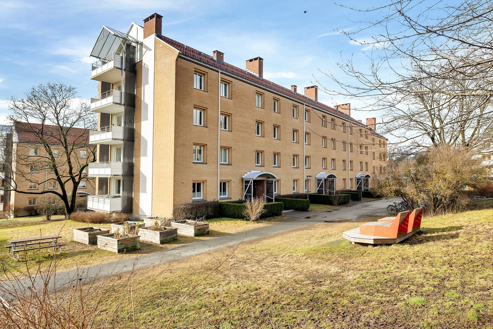 Leiligheten ligger i Hovin borettslag, et veletablert og populært område med store, grønne fellesarealer. Galleribilde