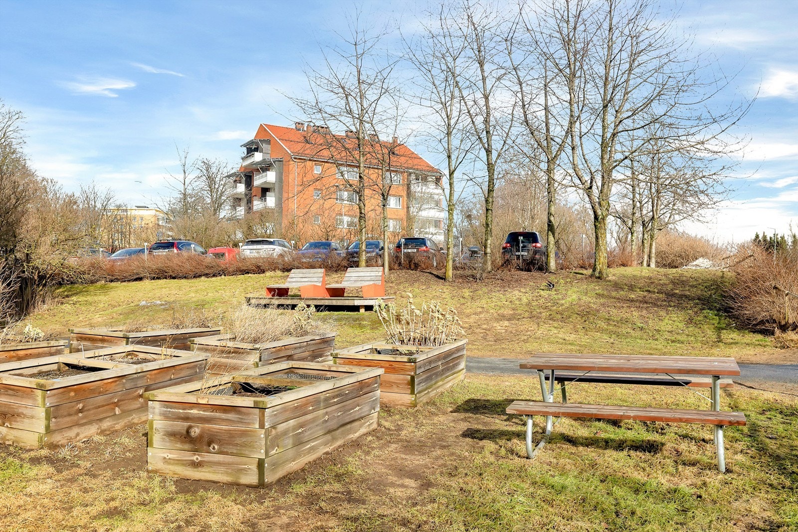 Borettslaget har hyggelige uteplasser og lekeapparater for beboerne. Galleribilde