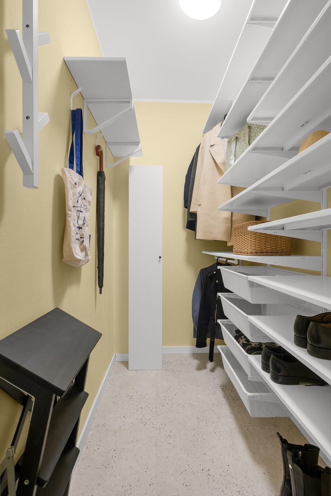 I tillegg til tre eksterne boder, har leiligheten en praktisk intern bod med ny garderobeløsning fra 2025. Galleribilde