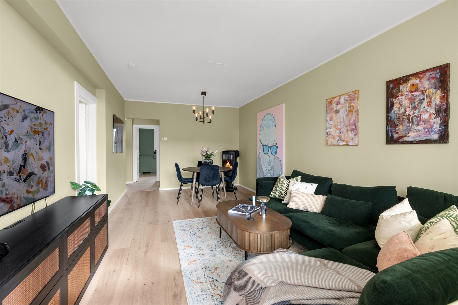 Vegger i stuen ble helsparklet og malt i 2024, og gir et rent og helhetlig uttrykk. Galleribilde