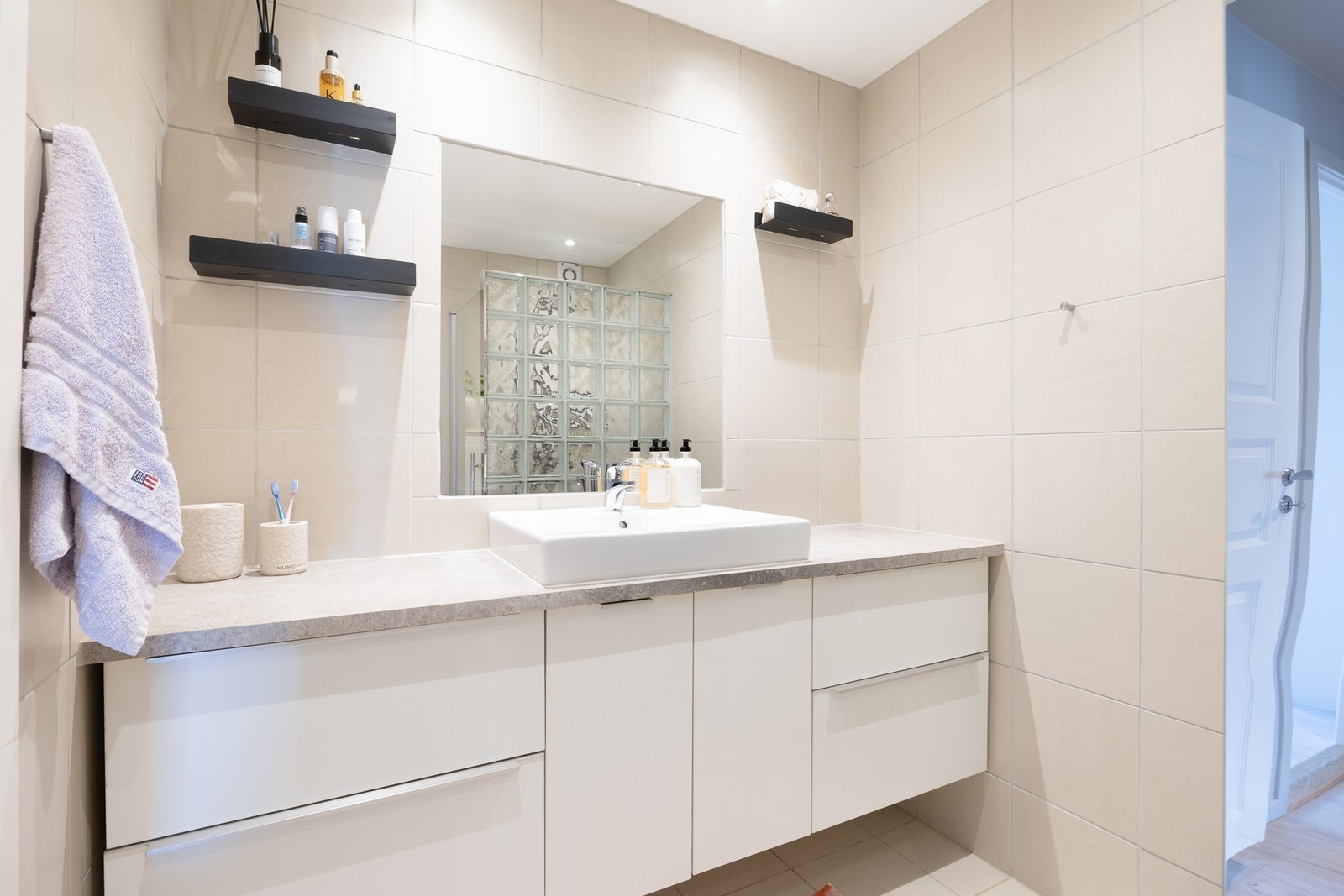 Et delikat bad som gir deg hotellfølelsen hjemme. Galleribilde