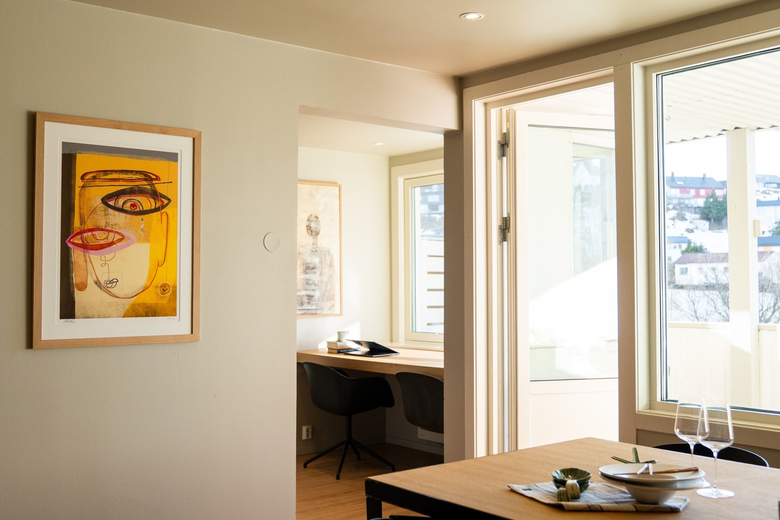 Delvis åpen stue-/kjøkkenløsning gir en ekstra veggflate for møblering, men også mindre kjøkkenstøy i stuen. Galleribilde