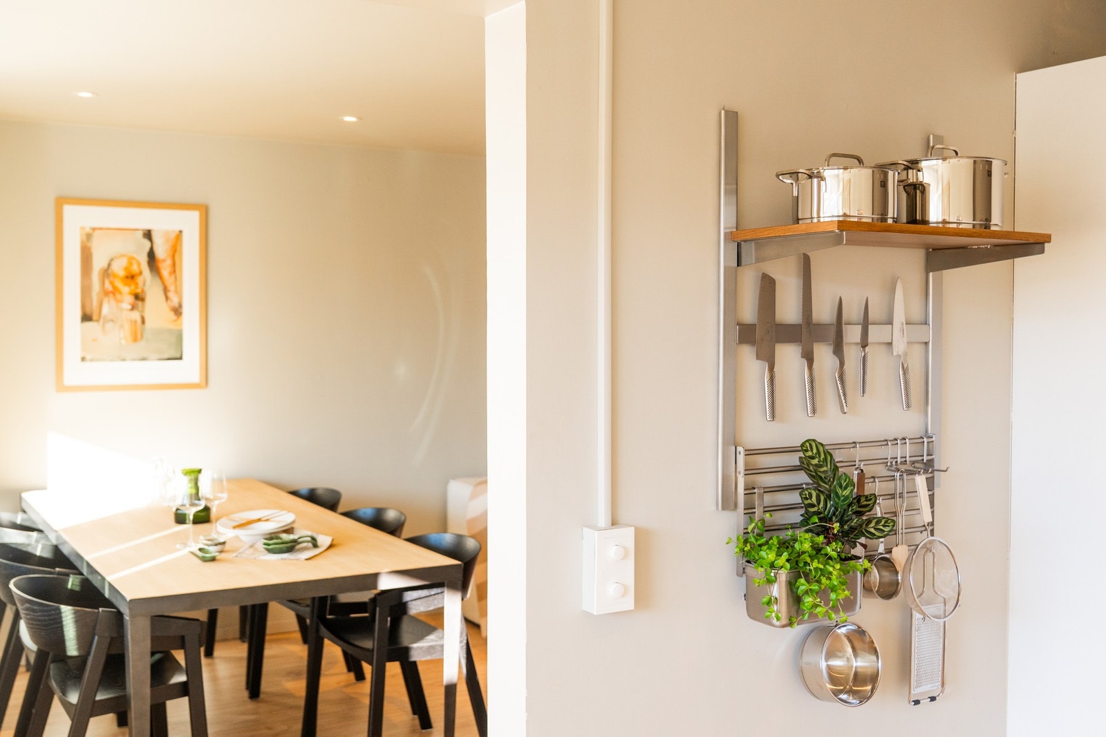 Hyggelig spisestue i forbindelse med kjøkkenet. Galleribilde