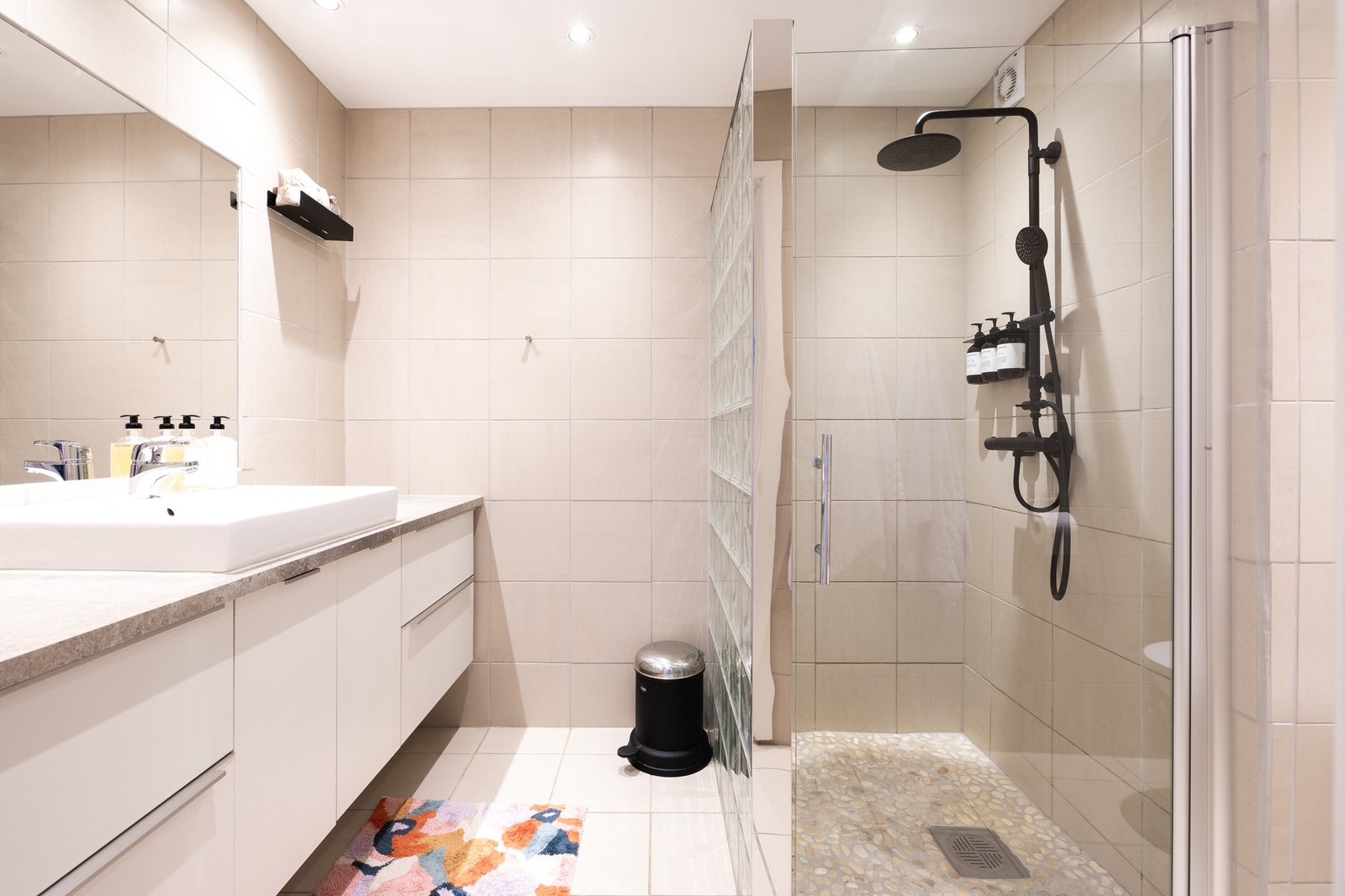 Delikat, flislagt baderom med lune varmekabler og baderomsinnredning med gode oppbevaringsløsninger- og benkeplass. Badet er vurdert til tilstandsgrad 1 på alle punkter. Galleribilde