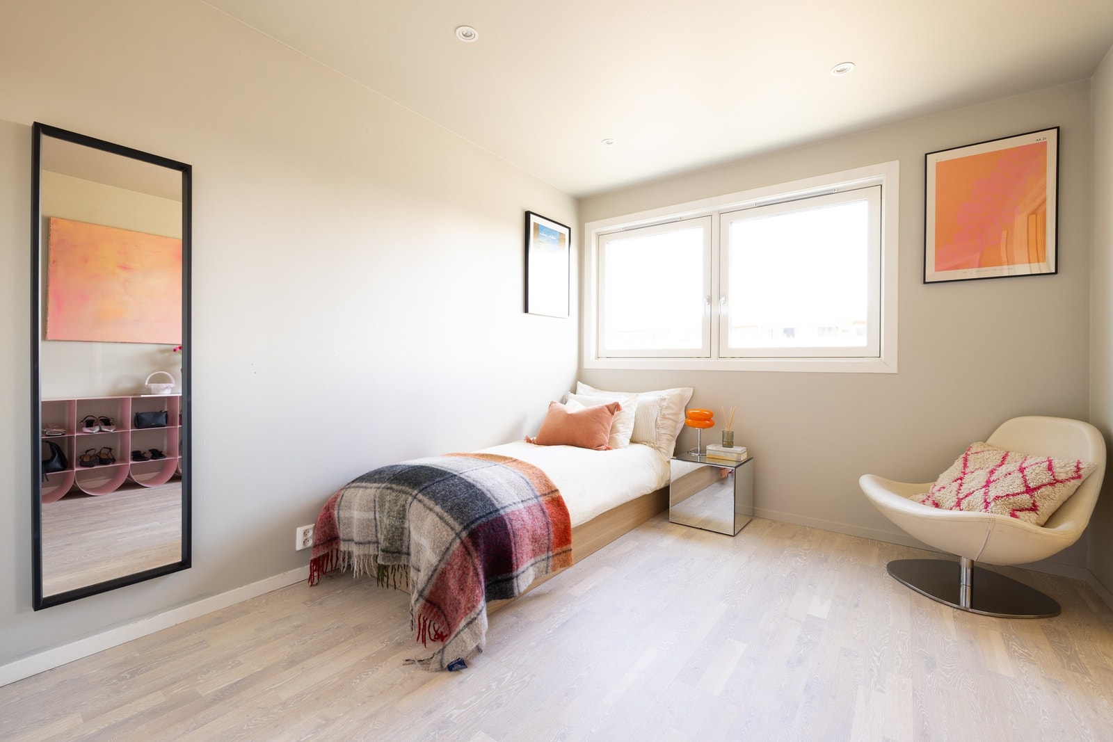 Soverommet passer godt som barnerom eller gjesterom med garderobe og kontorplass. Galleribilde